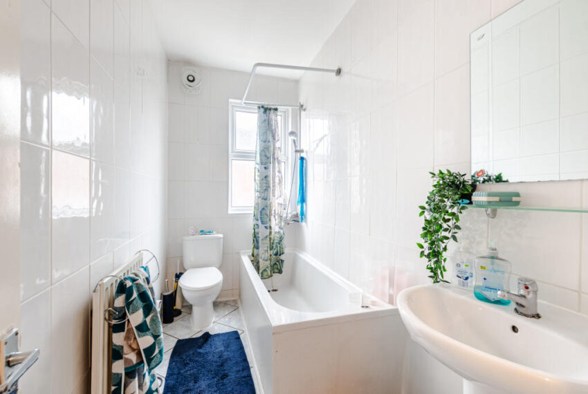 9 newport garden s- bathroom